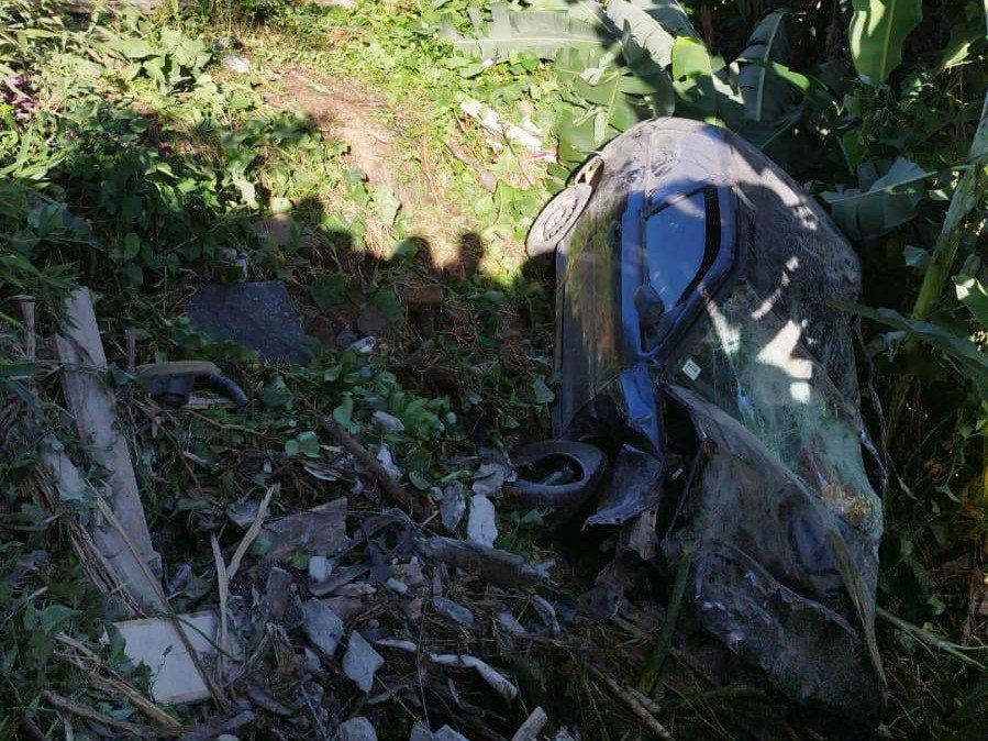 Imagens exclusivas: carro cai em ribanceira e motorista fica preso às ferragens em Blumenau