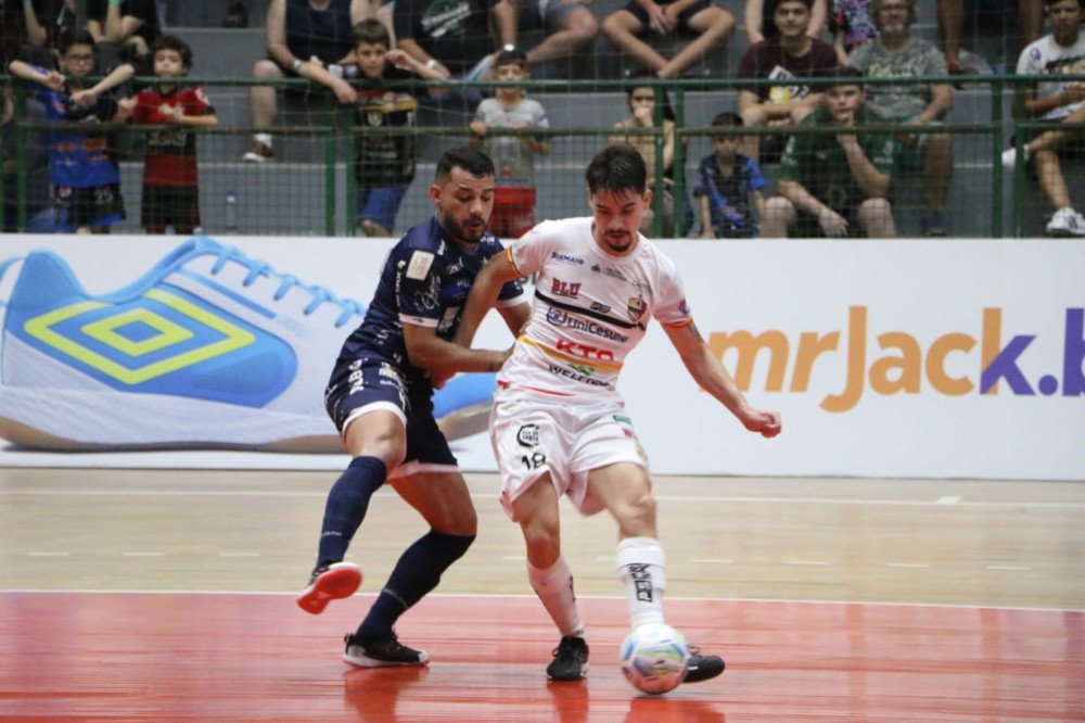 Em jogo com arbitragem polêmica, Blumenau empata com o São Lourenço pela LNF