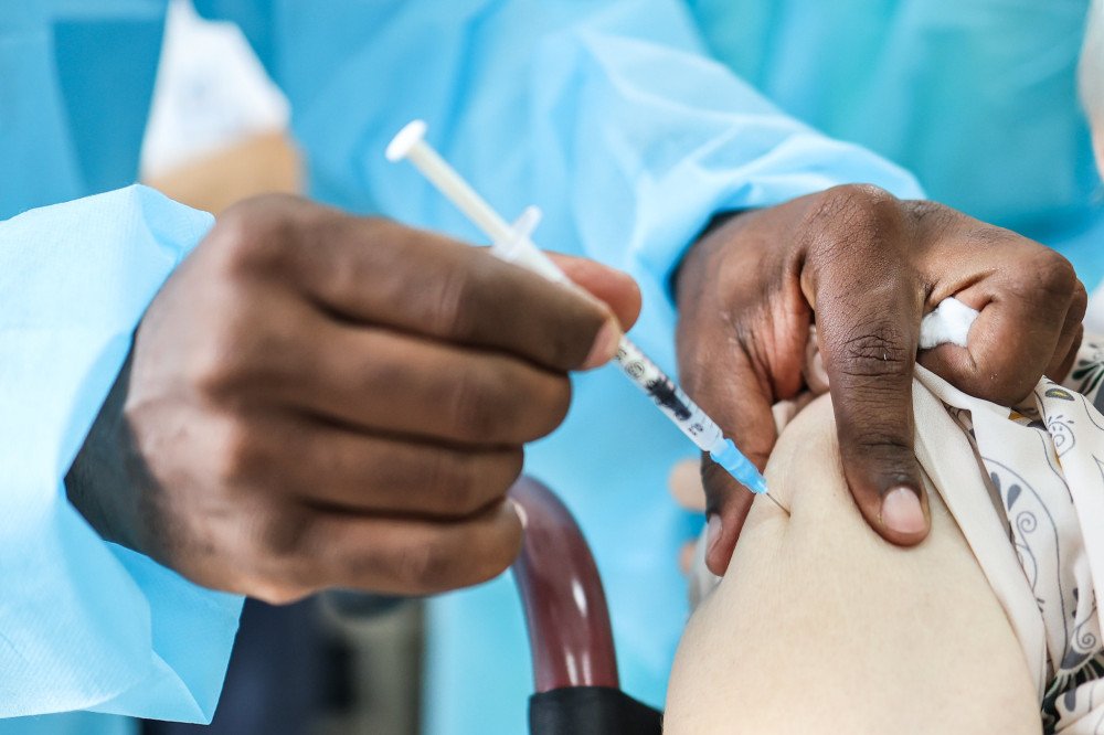 Pessoas com comorbidades já podem tomar vacina bivalente contra a Covid-19
