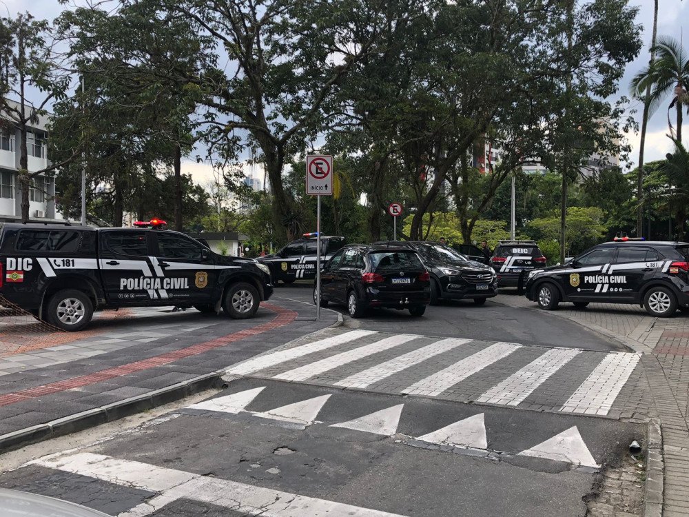 Ao Vivo: Entrevista coletiva com o governador Jorginho Mello sobre o atentado em creche que matou quatro crianças em Blumenau