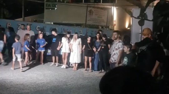Comunidade faz vigília em frente à creche de Blumenau