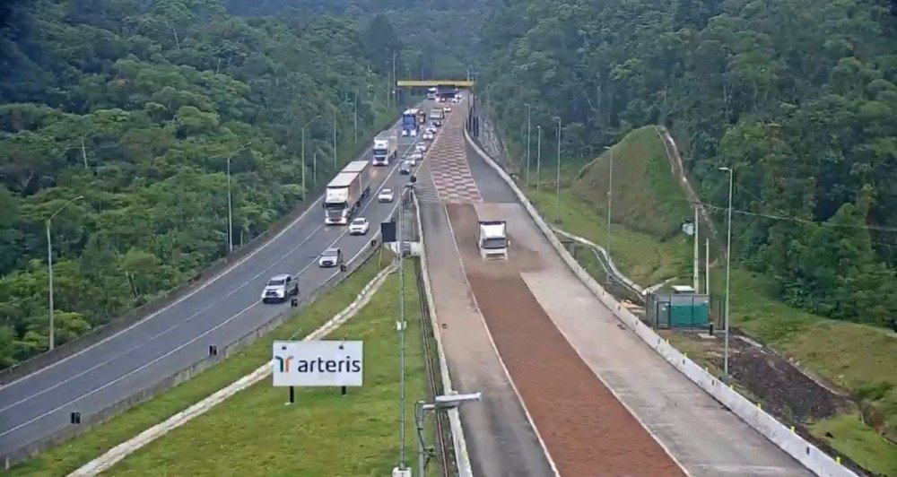 Após perder freios, caminhoneiro evita acidente utilizando área de escape em Guaratuba