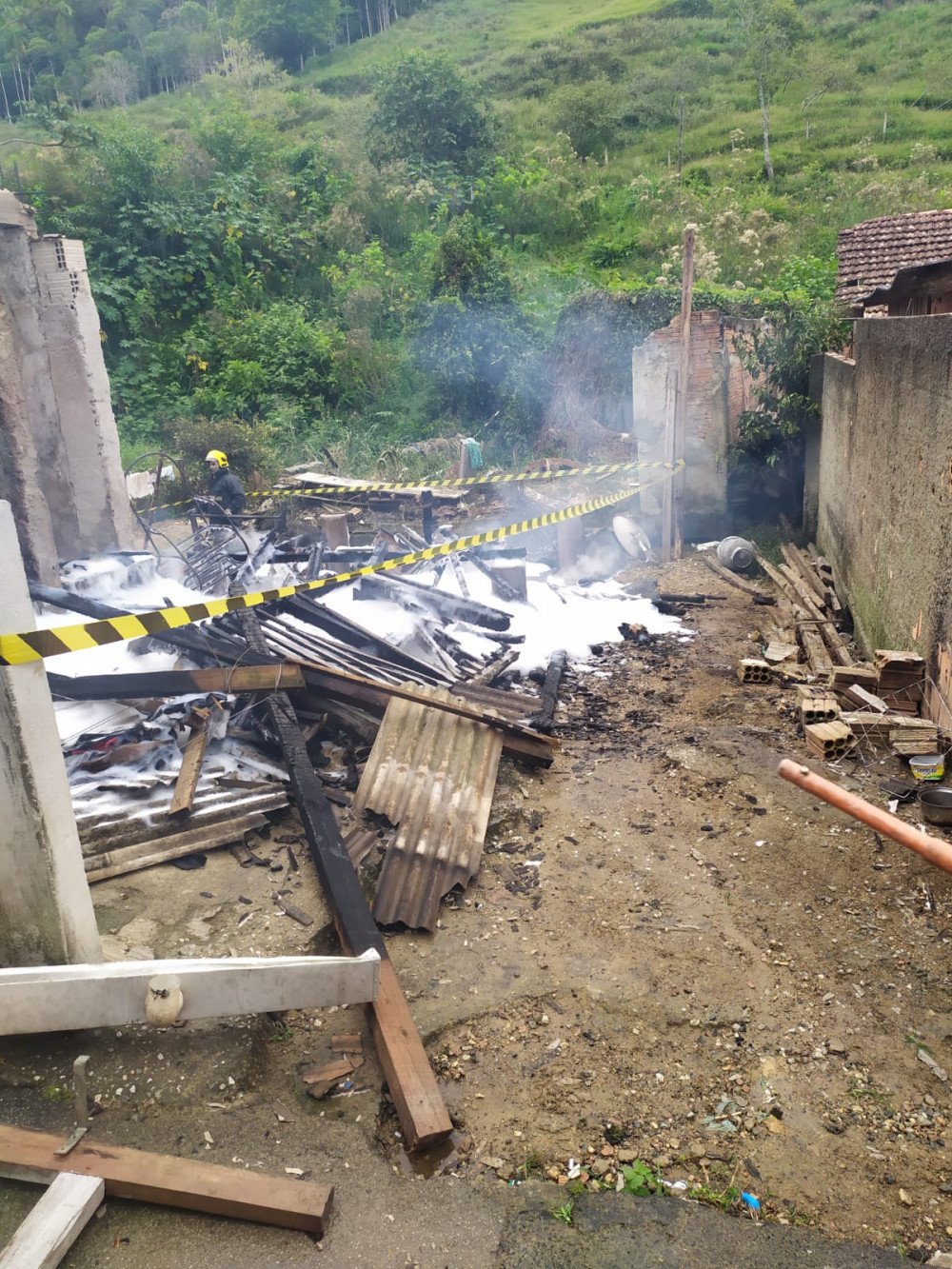 Casa fica completamente destruída por incêndio em Brusque
