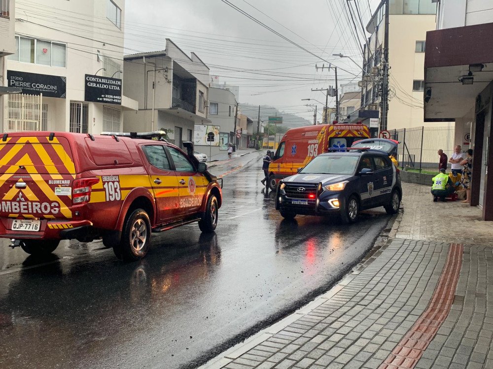 Motorista perde controle de carro e bate na rua João Pessoa em Blumenau