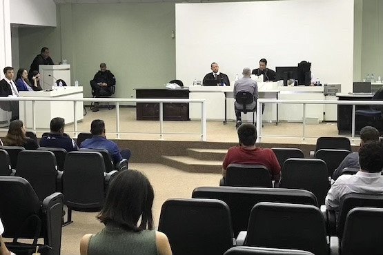 Homem que matou companheira com golpes de canivete na frente dos filhos é condenado a 28 anos de prisão
