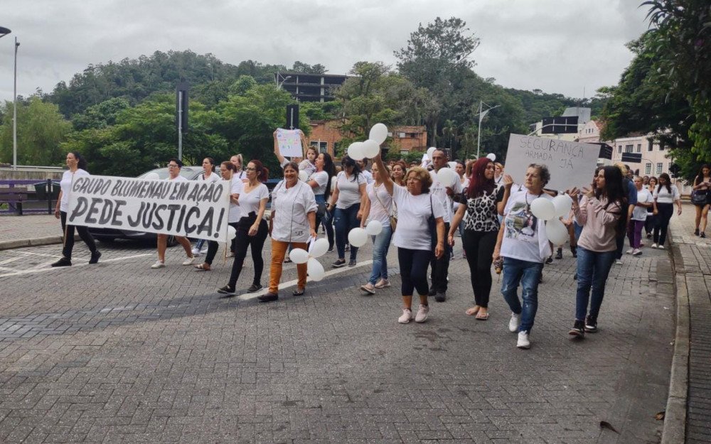 Grupo faz caminhada no Centro de Blumenau com pedido por paz e mais segurança nas escolas