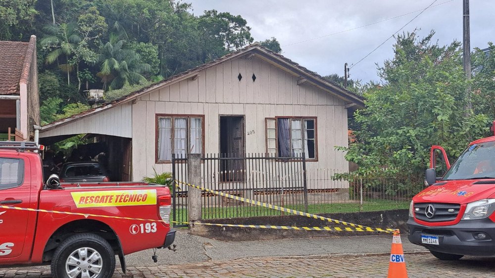 Homem é morto a pauladas e tem carro quebrado na cidade de Indaial