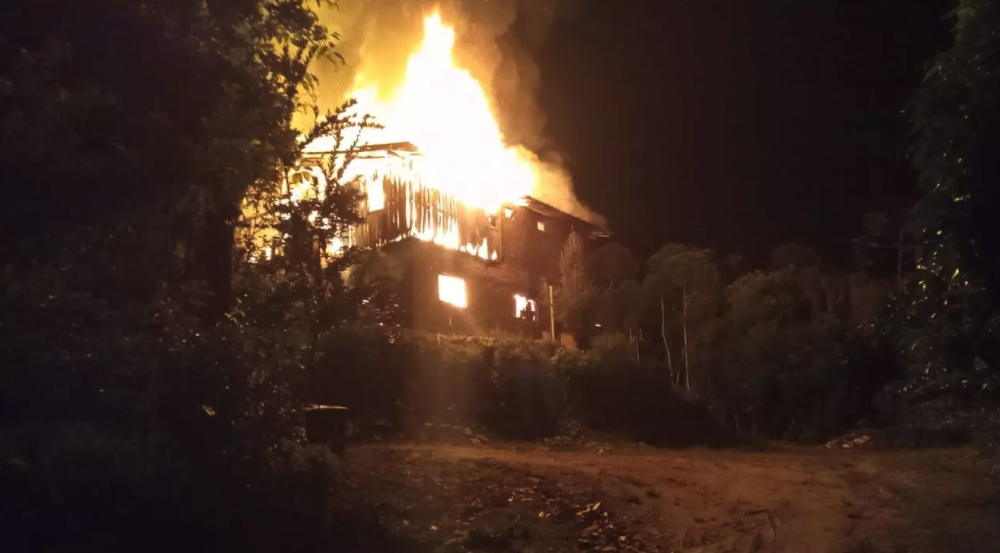 Incêndio destrói galpão de madeira em Brusque