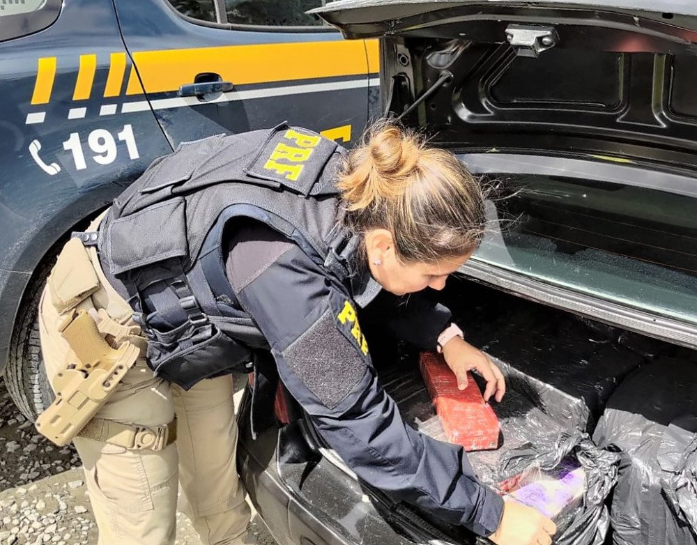 PRF encontra 189 quilos de drogas dentro de carro na BR-101 em Garuva