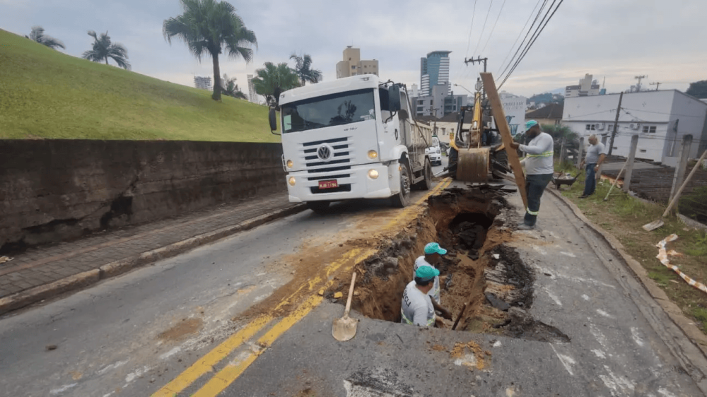 Conserto de tubulação altera trânsito em vias de Blumenau nesta terça-feira