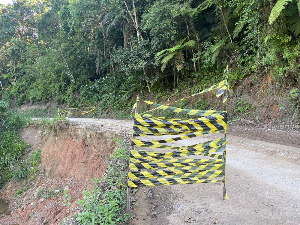 Moradores cobram conserto de rua que está em meia pista há mais de dois meses em Gaspar