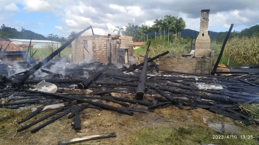 Casa de madeira fica completamente destruída por incêndio em Guabiruba