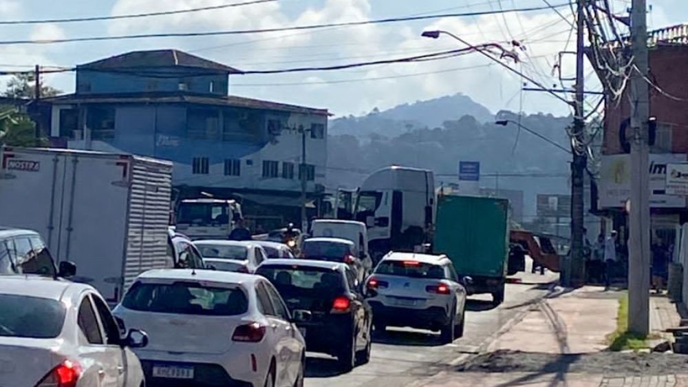 Carreta fica atravessada em rua de Blumenau e causa transtornos no trânsito