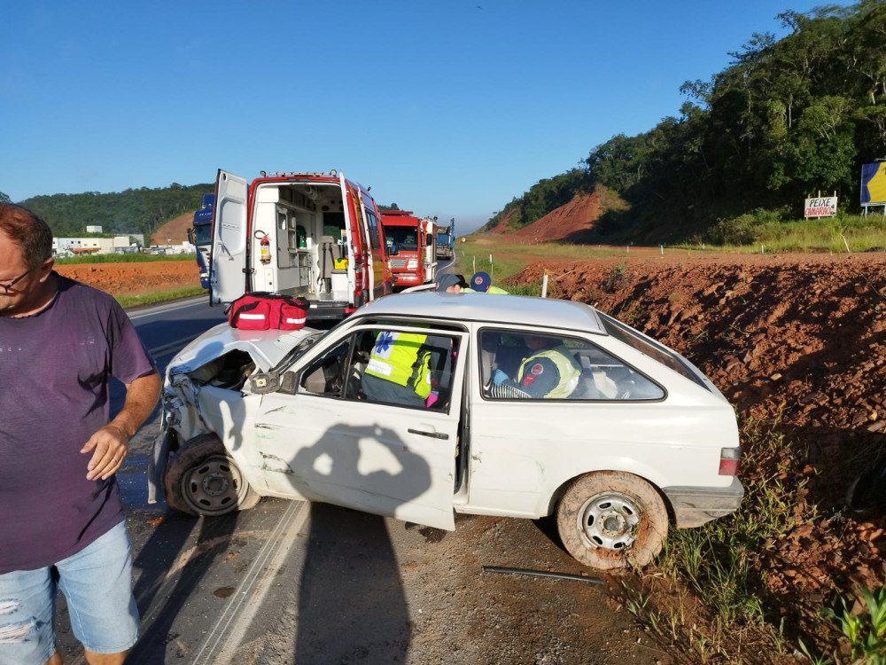 Batida entre caminhão e carro na BR-470 mobiliza Corpo de Bombeiros em Gaspar