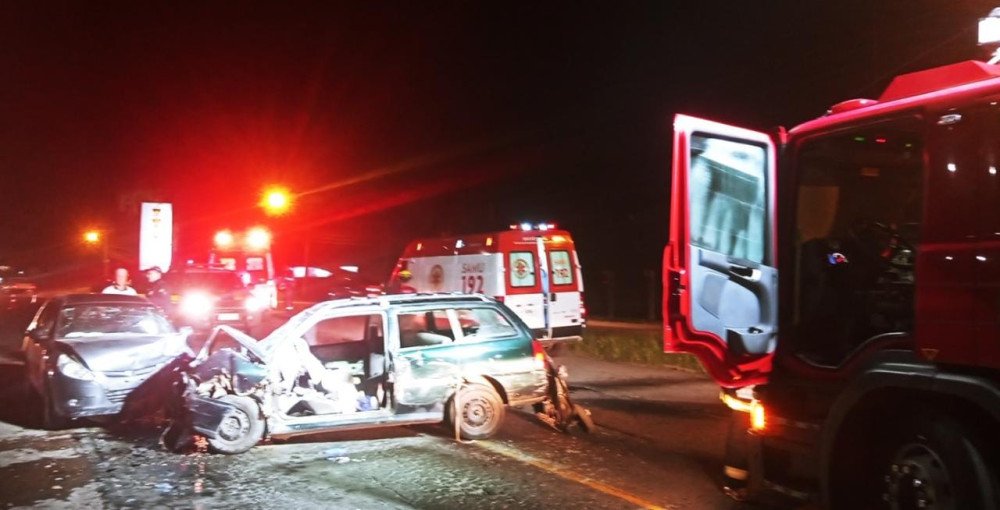 Grave acidente na BR-470 em Indaial deixa três pessoas feridas