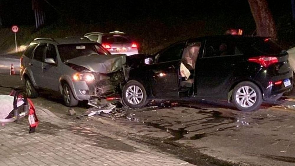 Acidente entre dois carros deixa feridos em Blumenau