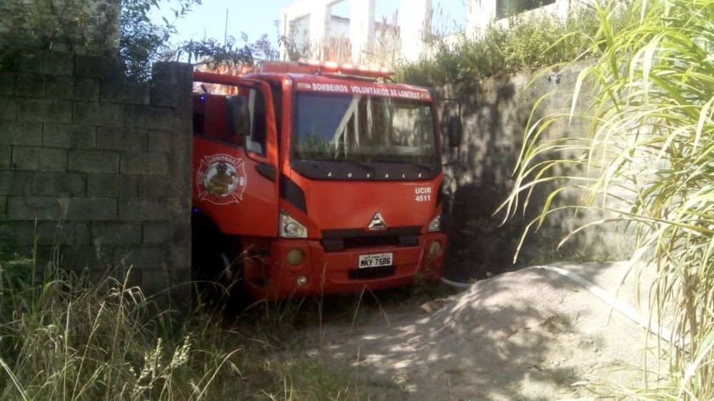Bombeiros controlam princípio de incêndio em prédio de escola no Alto Vale