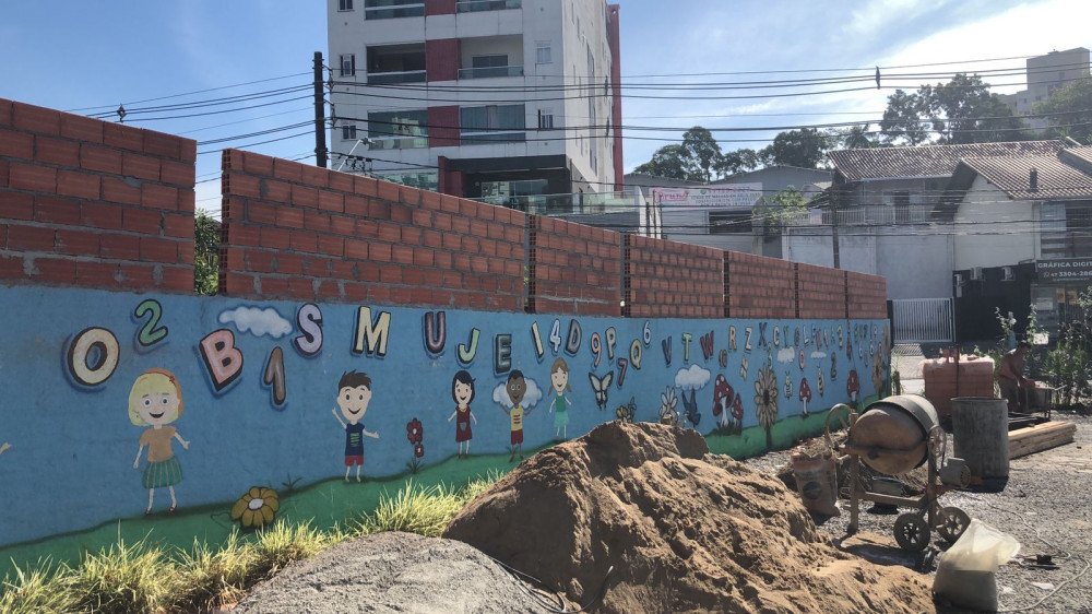 Creche Cantinho Bom Pastor de Blumenau dá início no levantamento do muro; mutirão segue até domingo