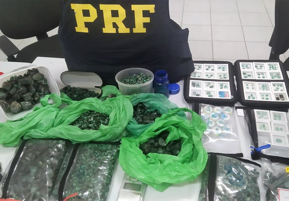 Quase dez quilos de pedras semelhantes à esmeraldas são localizadas sendo transportadas em Rio do Sul