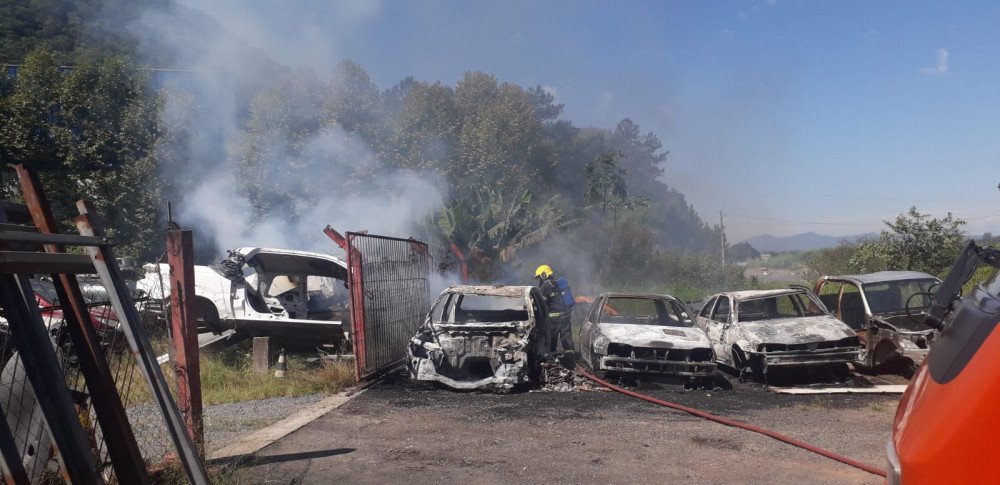 Fogo destrói carros em ferro velho de Gaspar