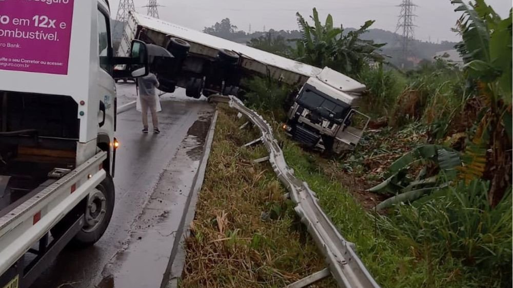 Carreta tomba e causa transtornos no trânsito da BR-470, em Gaspar
