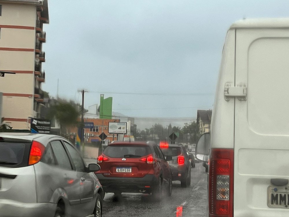 Trânsito caótico em Blumenau: motoristas enfrentam filas e pontos de retenção