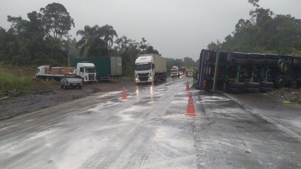 Acidente com duas carretas deixa feridos na BR-470 no Alto Vale nesta sexta