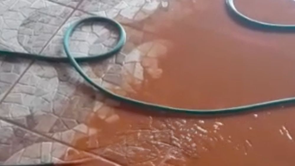 Vídeo: Tubulação se rompe em bairro de Blumenau e moradores recebem água barrenta nas torneiras