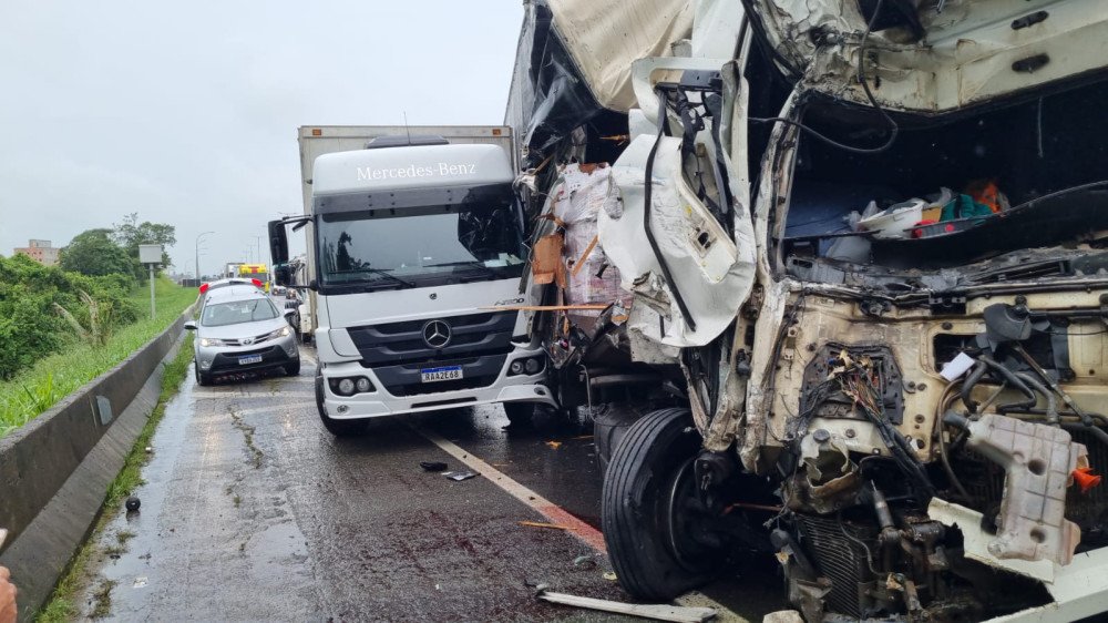 Acidente entre caminhões causa congestionamento na BR-101 em Barra Velha
