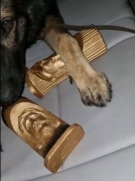 Com ajuda de cão, policiais encontram droga escondida em peças religiosas em Joinville