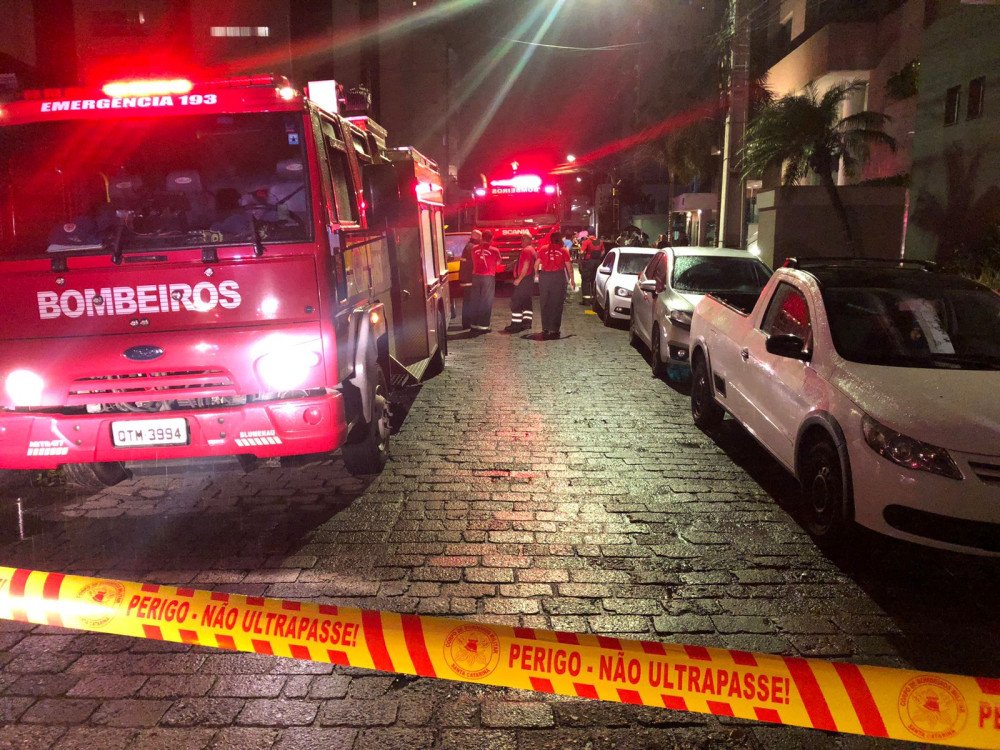 Vídeo: Cão morre durante incêndio em apartamento no bairro Velha, em Blumenau
