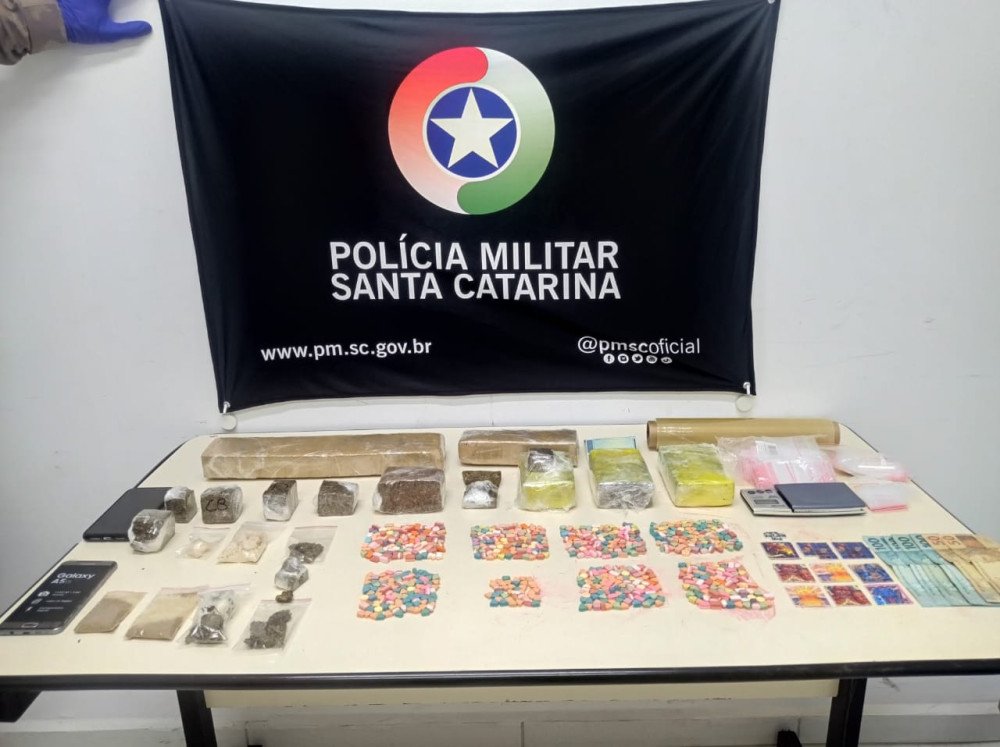 'Para complementar despesas'; Homem é preso em Blumenau com 740 comprimidos de Ecstasy, além de outras drogas