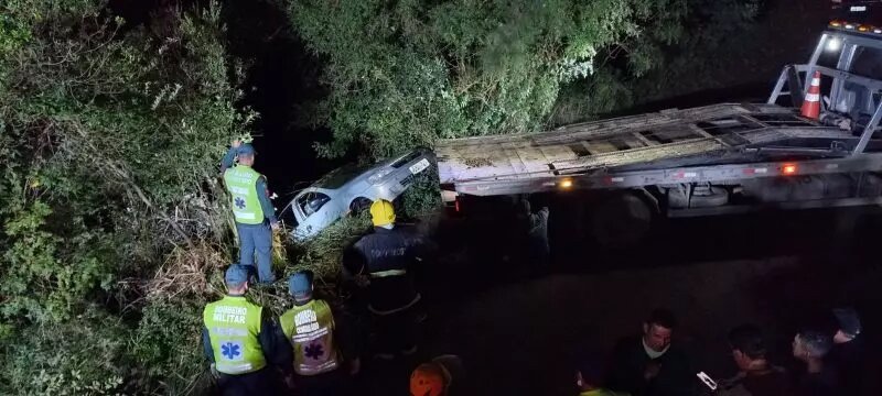 Três pessoas morrem após carro cair de represa em Rio Negrinho