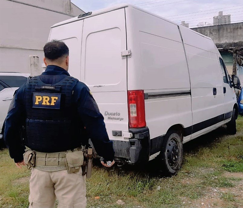 Polícia Rodoviária Federal flagra van adulterada na BR-101 em Balneário Camboriú