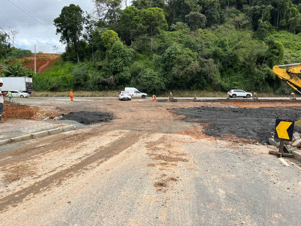 Acesso ao Distrito Belchior próximo ao Segala's na BR-470, em Gaspar, está em meia pista