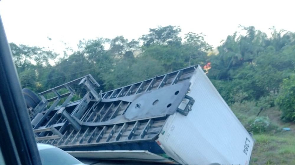 Carreta tomba na BR-470 em Gaspar, mas motorista sai ileso