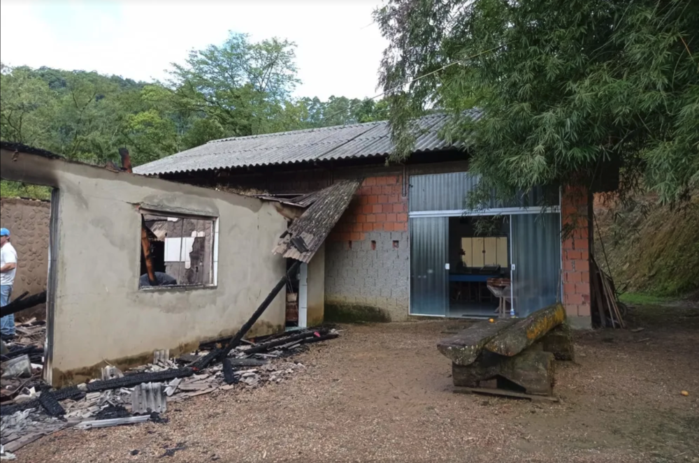 Corpos são encontrados em casa incendiada em Rodeio