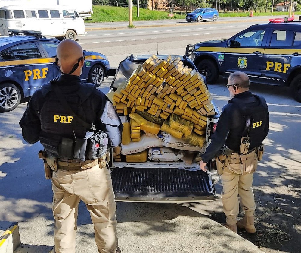 PRF encontra 333 kg de maconha em picape na BR-101, em Biguaçu