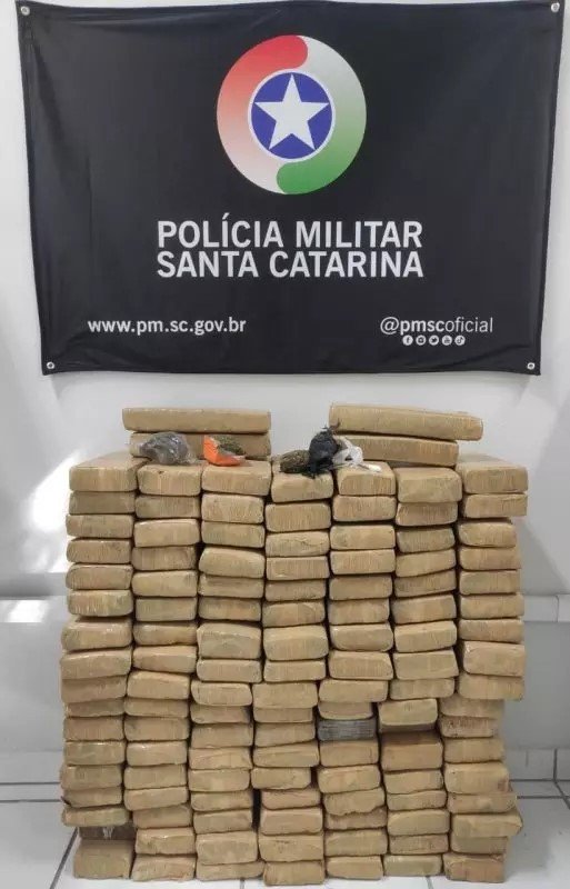 Grande apreensão de maconha faz PM usar a criatividade para conseguir pesar a droga