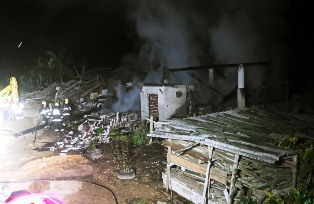 Incêndio destrói oficina em Indaial e mobiliza bombeiros