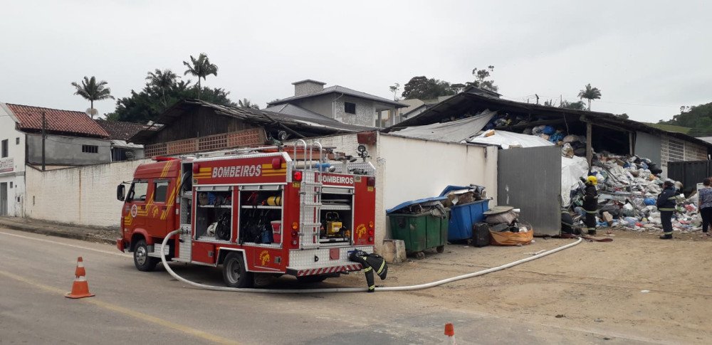 Empresa de reciclagem em Gaspar tem princípio de incêndio e bombeiros são chamados