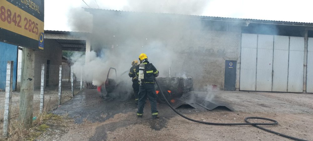 Carro pega fogo e mobiliza bombeiros de Rio do Sul