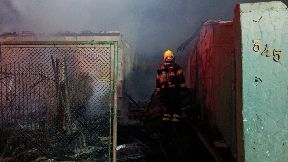 Casa fica completamente destruída após pegar fogo em Itajaí