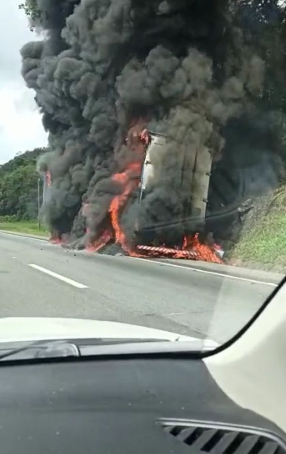 Caminhão pega fogo e interdita BR-376 sentido Santa Catarina