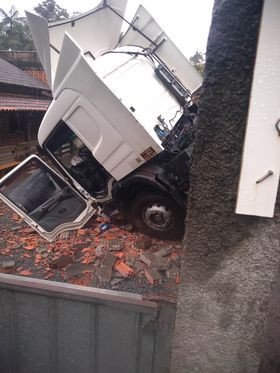 Caminhão bate no muro e invade casa no bairro Itoupavazinha em Blumenau