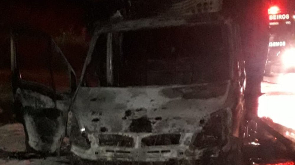 Caminhão de empresa de Navegantes pega fogo na BR-470 em Gaspar