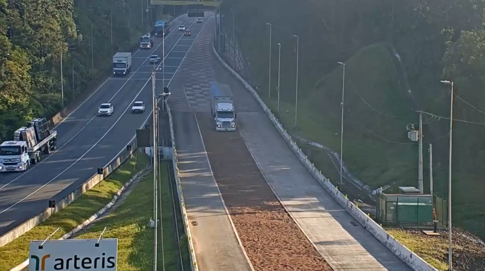 Vídeo: Motorista de carreta evita acidente na BR-376 ao utilizar área de escape