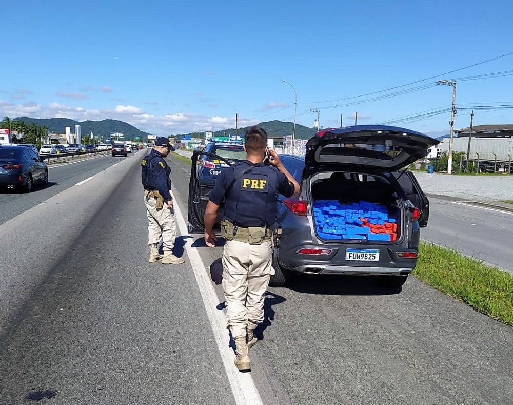 PRF apreende 382 quilos de maconha em veículo roubado e clonado na BR-101 em Navegantes