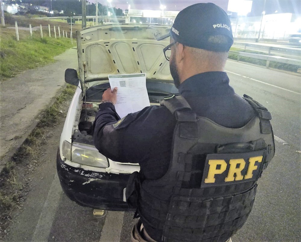 Motorista é preso dirigindo furgão com documentação falsa na BR-101, em Biguaçu