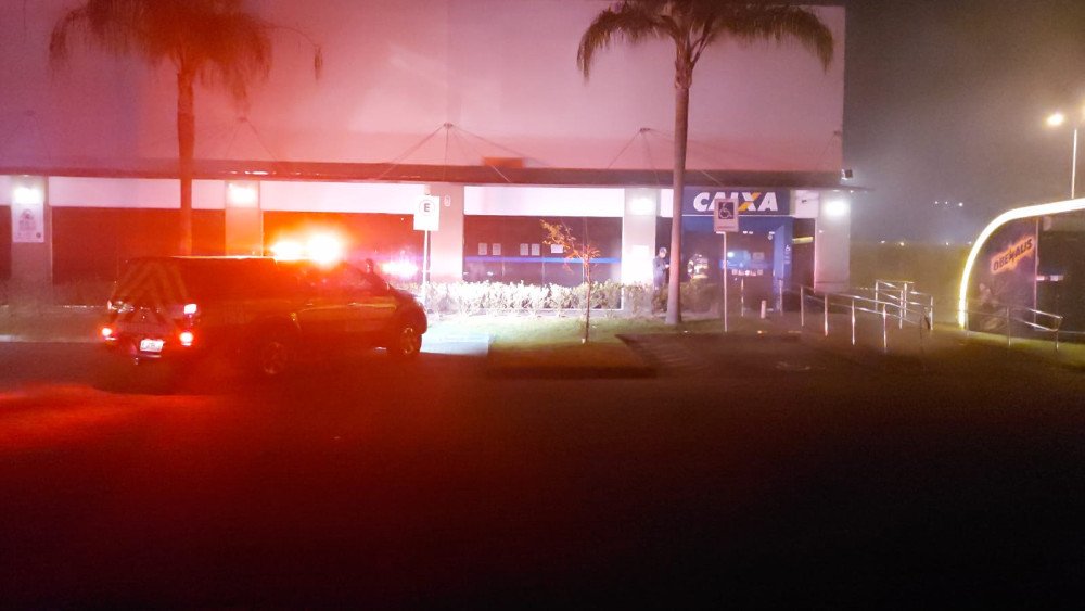 Vídeo: Caixa Econômica localizada no Centro Comercial da Fortaleza, em Blumenau, pega fogo